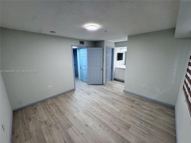 Дом в аренду по адресу 2881 NE 185th St 102 - фото 7513929