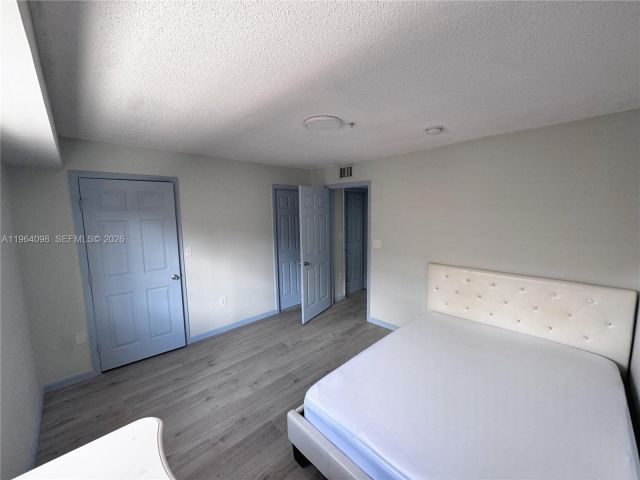 Дом в аренду по адресу 2881 NE 185th St 102 - фото 7513935