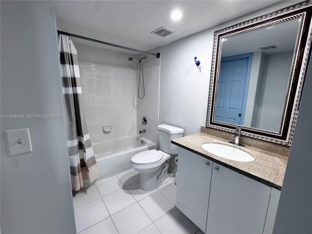 Дом в аренду по адресу 2881 NE 185th St 102 - фото 7513937