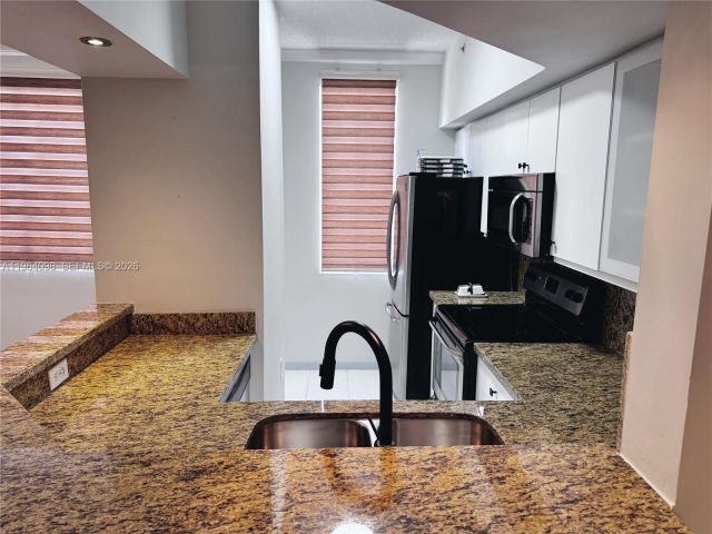 Дом в аренду по адресу 2881 NE 185th St 102 - фото 7513941