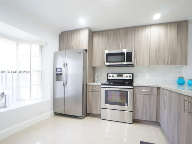 Дом в аренду по адресу 610 NW 108th Ter . - фото 7430616