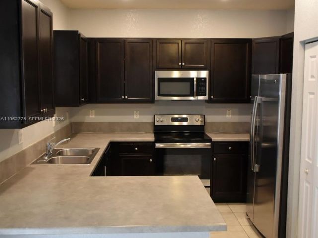 Дом в аренду по адресу 3392 SE 1st St - фото 7515896