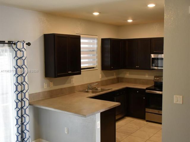 Дом в аренду по адресу 3392 SE 1st St - фото 7515897