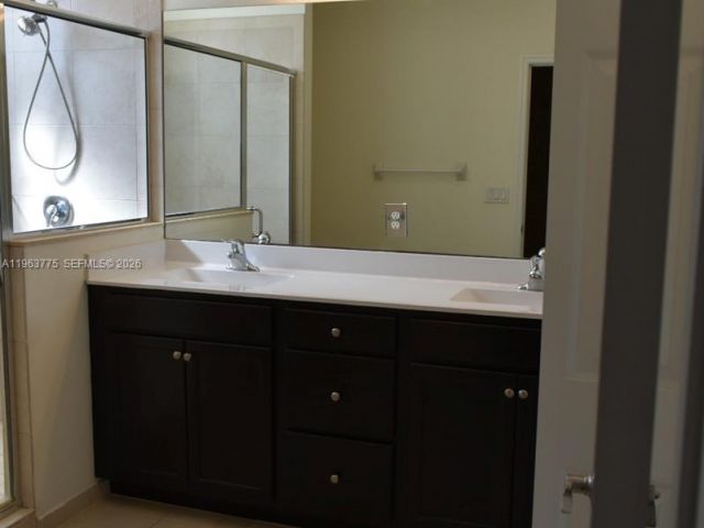 Дом в аренду по адресу 3392 SE 1st St - фото 7515900