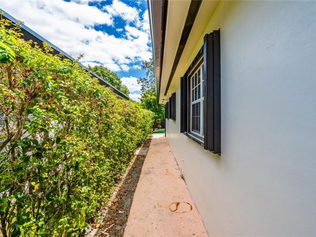 Продажа дома по адресу 2309 SW 62nd Ave - фото 7439580