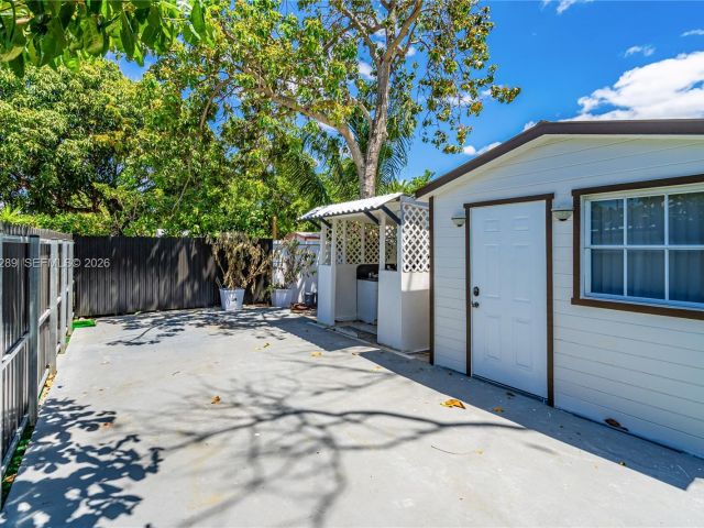 Продажа дома по адресу 2309 SW 62nd Ave - фото 7439581