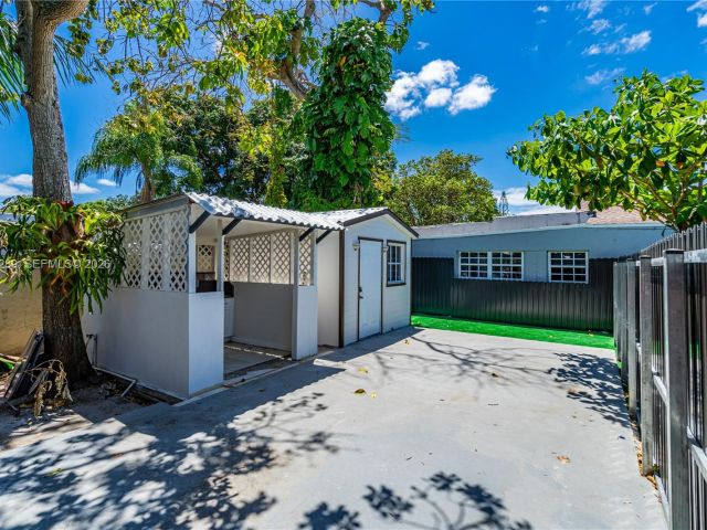 Продажа дома по адресу 2309 SW 62nd Ave - фото 7439582