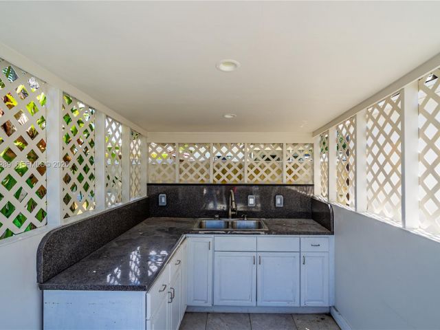 Продажа дома по адресу 2309 SW 62nd Ave - фото 7439583