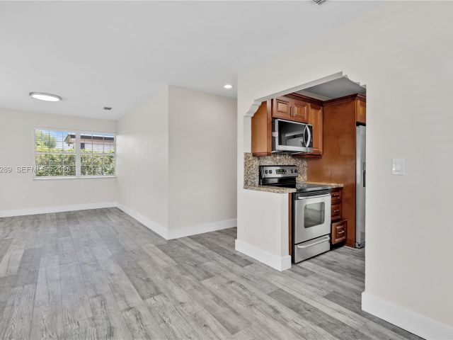 Продажа дома по адресу 2309 SW 62nd Ave - фото 7439588