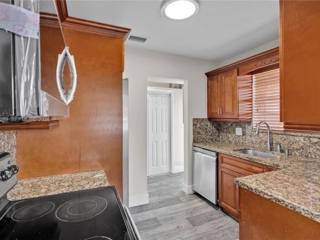 Продажа дома по адресу 2309 SW 62nd Ave - фото 7439589