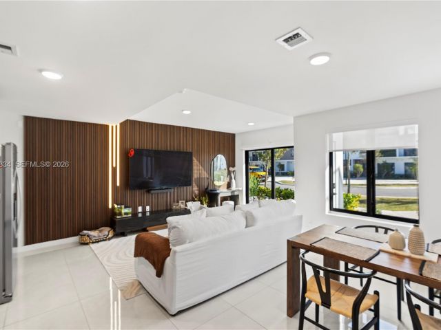 Дом в аренду по адресу 14595 SW 261st St 14595 - фото 7421912