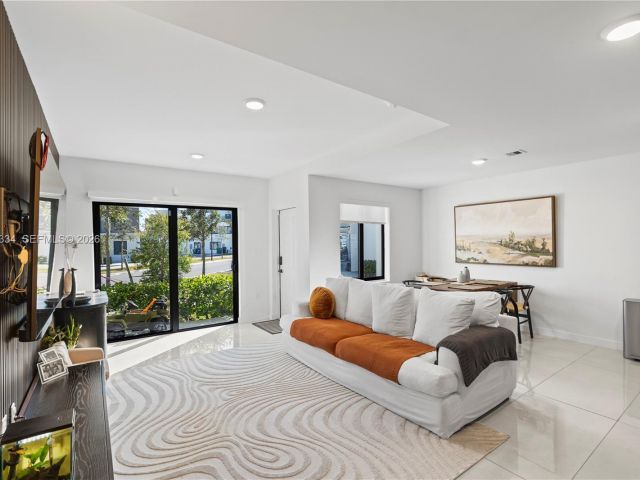 Дом в аренду по адресу 14595 SW 261st St 14595 - фото 7421915