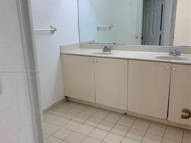 Дом в аренду по адресу 2117 NE 7th St 2117 - фото 7457159