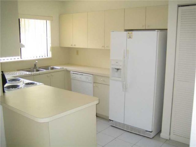 Дом в аренду по адресу 6512 KENDALE LAKES DR 903 - фото 7517217