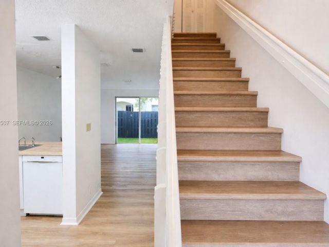 Дом в аренду по адресу 835 NE 212th Ter 4 - фото 7517179