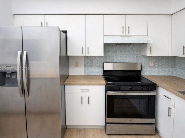 Дом в аренду по адресу 835 NE 212th Ter 4 - фото 7517181