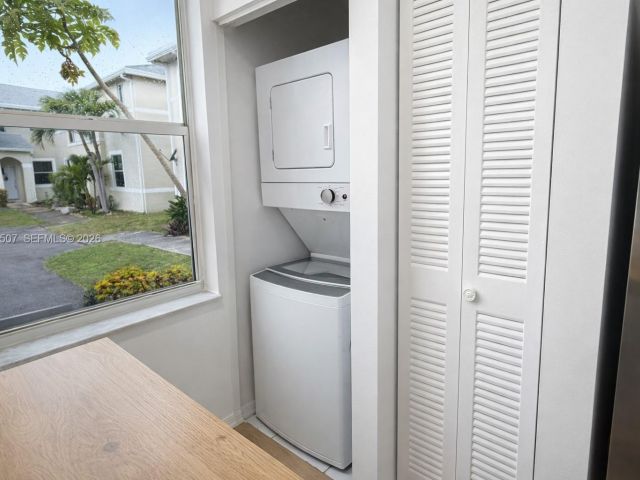 Дом в аренду по адресу 835 NE 212th Ter 4 - фото 7517186