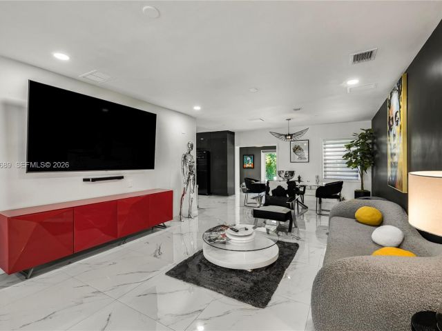 Продажа дома по адресу 285 NW 45th St - фото 7427976