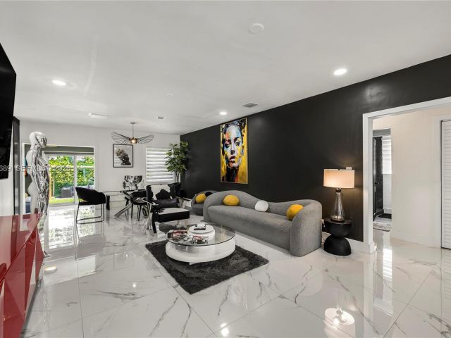 Продажа дома по адресу 285 NW 45th St - фото 7427979