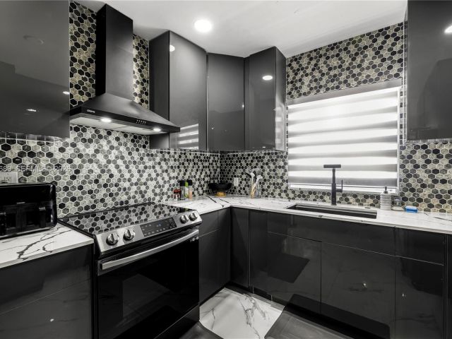 Продажа дома по адресу 285 NW 45th St - фото 7427993