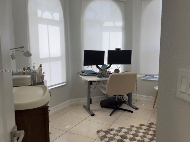 Дом в аренду по адресу 11177 NW 79th Ln - фото 7434256