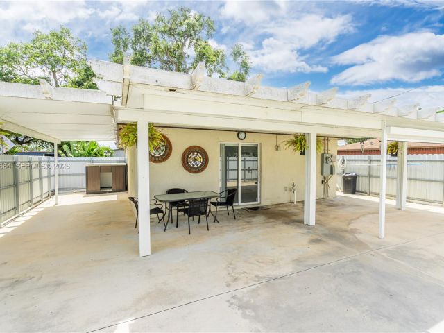 Дом в аренду по адресу 3175 NW 43rd St - фото 7518033