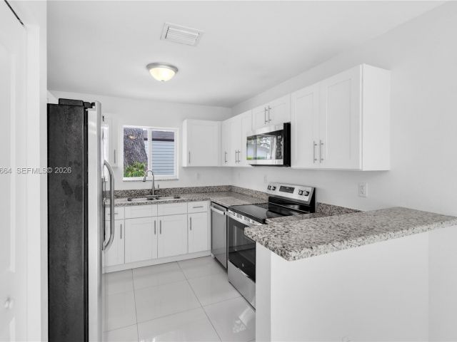 Дом в аренду по адресу 3175 NW 43rd St - фото 7518042