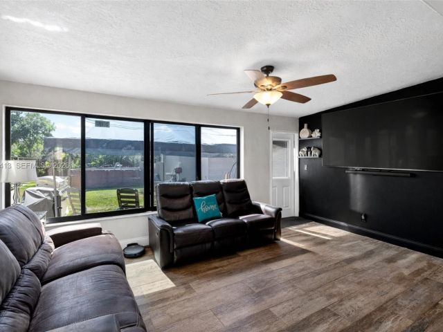 Продажа дома по адресу 1630 NW 10th St - фото 7460807