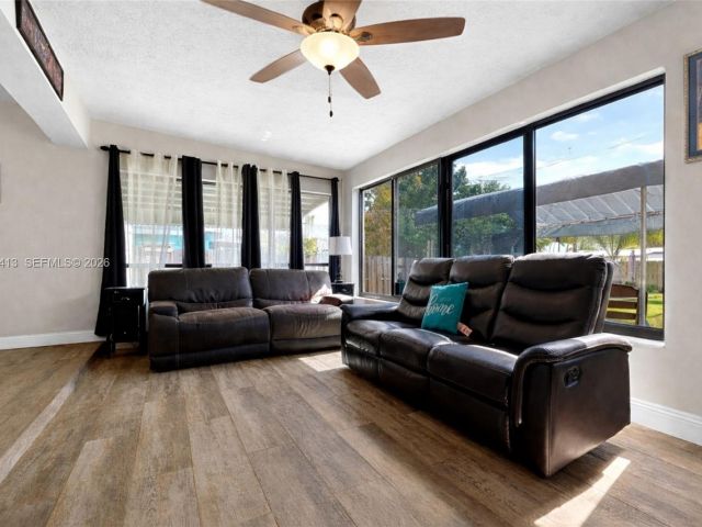 Продажа дома по адресу 1630 NW 10th St - фото 7460808