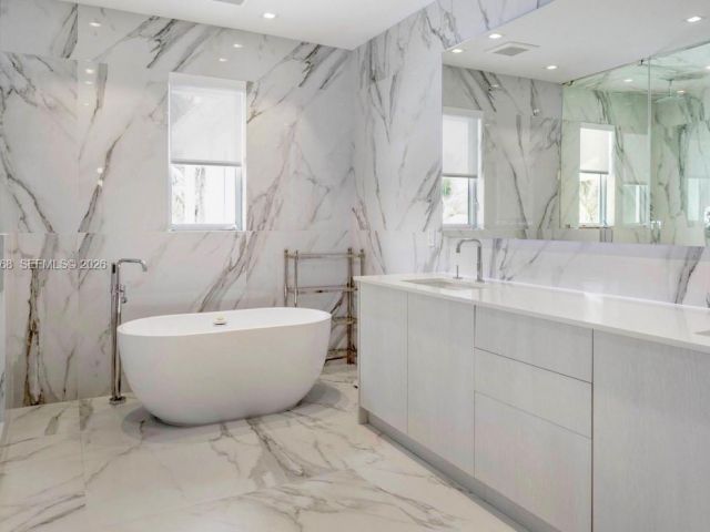 Дом в аренду по адресу 745 NE 77th St - фото 7428196