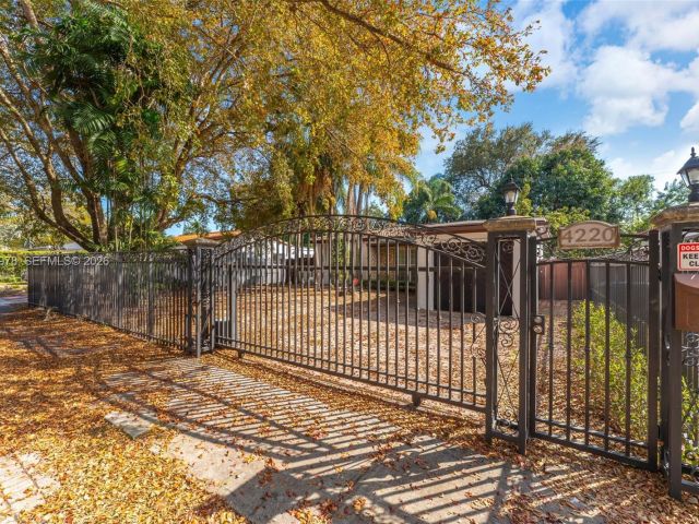 Продажа дома по адресу 4220 SW 13th St - фото 7428265