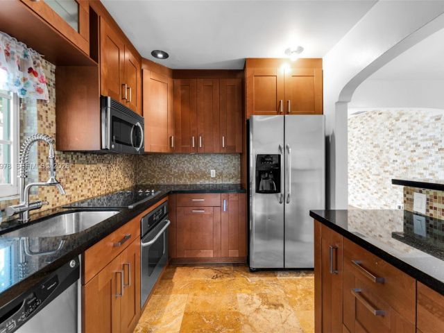 Продажа дома по адресу 4220 SW 13th St - фото 7428271