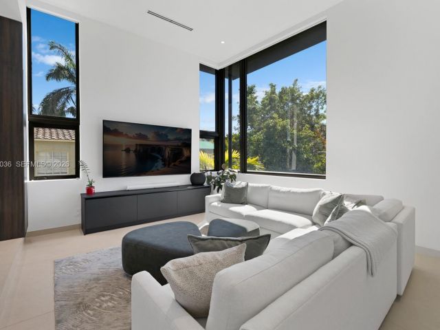 Продажа дома по адресу 621 W 44th St - фото 7467581