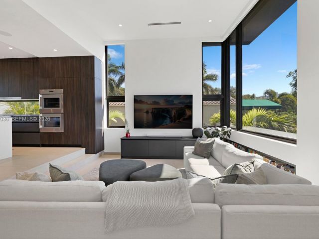 Продажа дома по адресу 621 W 44th St - фото 7467582