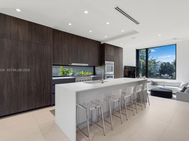 Продажа дома по адресу 621 W 44th St - фото 7467584