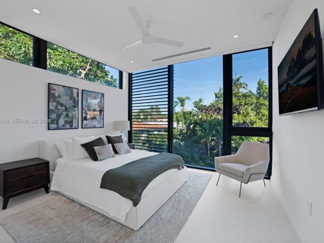 Продажа дома по адресу 621 W 44th St - фото 7467590