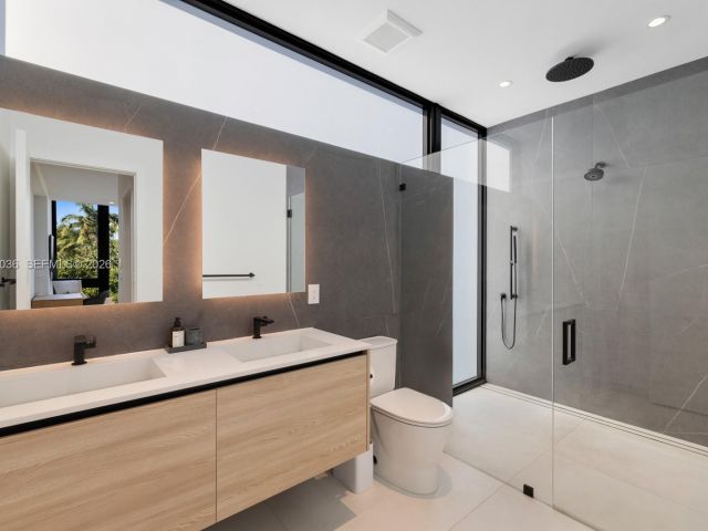 Продажа дома по адресу 621 W 44th St - фото 7467592