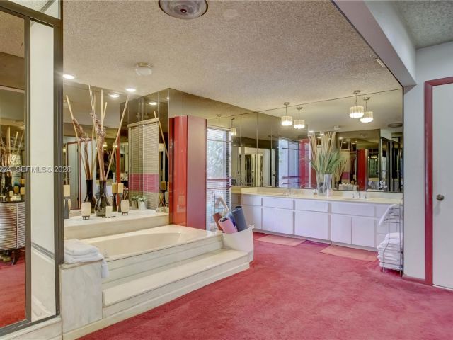 Продажа дома по адресу 913 Diplomat Parkway - фото 7462152