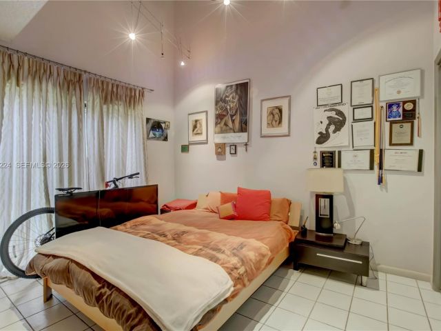 Продажа дома по адресу 913 Diplomat Parkway - фото 7462153