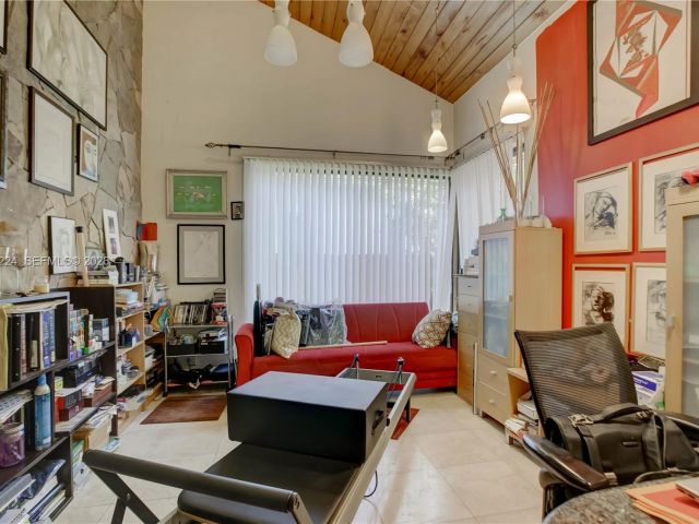 Продажа дома по адресу 913 Diplomat Parkway - фото 7462154