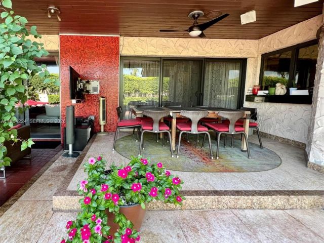 Продажа дома по адресу 913 Diplomat Parkway - фото 7462156