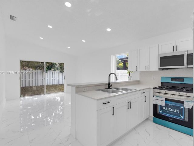 Продажа дома по адресу 16907 SW 142nd Pl - фото 7428495