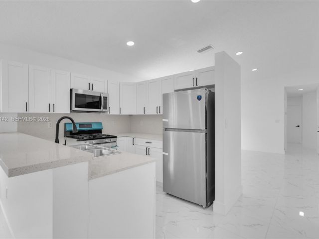 Продажа дома по адресу 16907 SW 142nd Pl - фото 7428497