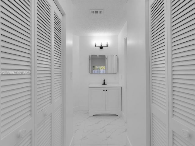 Продажа дома по адресу 16907 SW 142nd Pl - фото 7428501