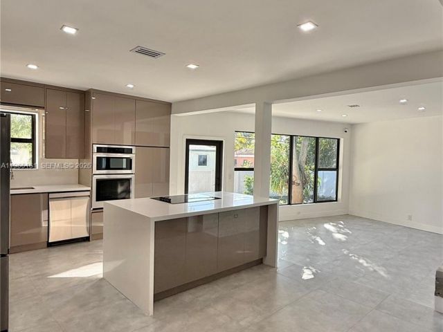 Продажа дома по адресу 12615 N Miami Ave - фото 7436188