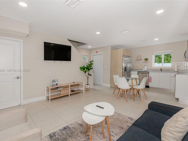 Продажа дома по адресу 507 NW 8th Ave #1 - фото 7482930