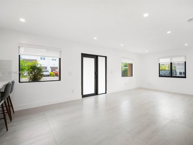 Дом в аренду по адресу 3668 SW 26th St 0 - фото 7428838