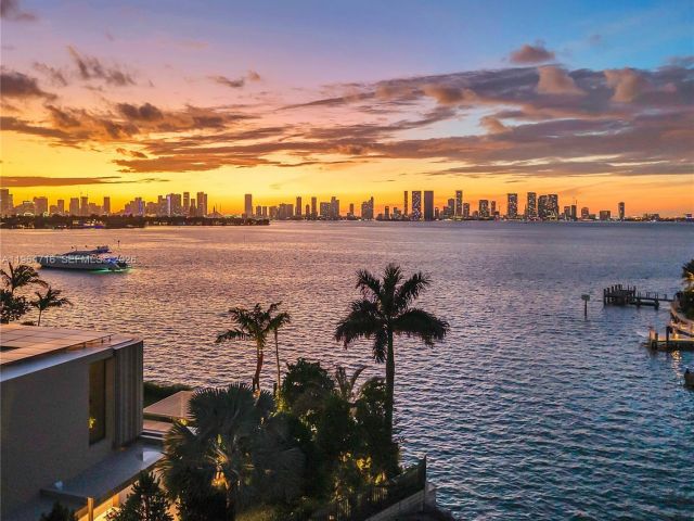 Продажа дома по адресу 1649 W 22nd St - фото 7528188