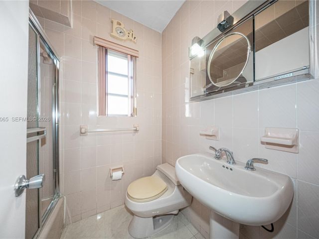 Продажа дома по адресу 3330 SW 2nd St - фото 7437445