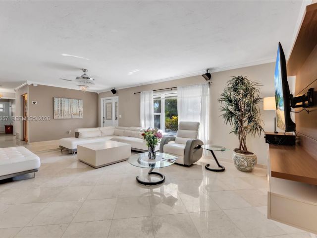 Дом в аренду по адресу 11201 SW 136th St - фото 7428861